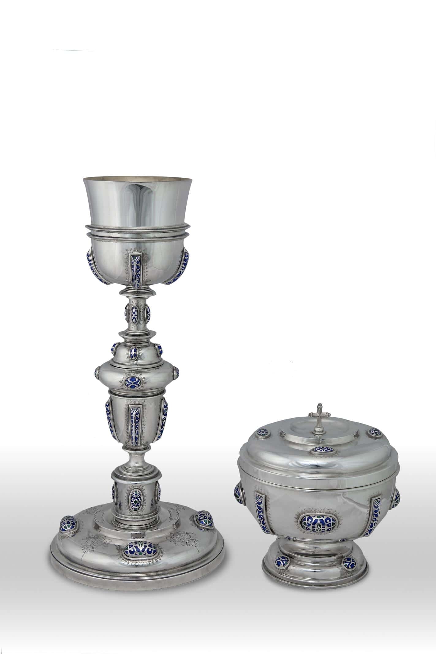 Cáliz y Patena Copón con cabujones en esmalte a fuego