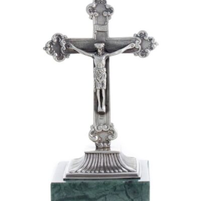 Crucifijo pequeño.  Plata