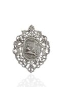 Medalla de cuna en plata de ley con niño Jesús en el pesebre.