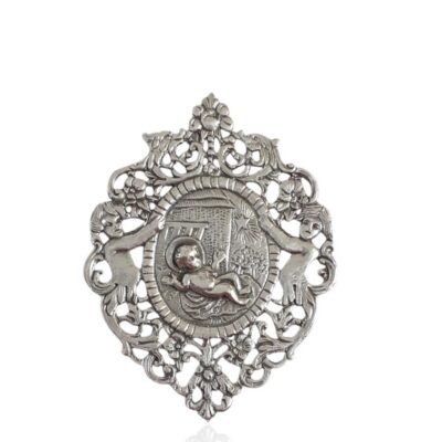 Medalla de cuna en plata de ley con niño Jesús en el pesebre.