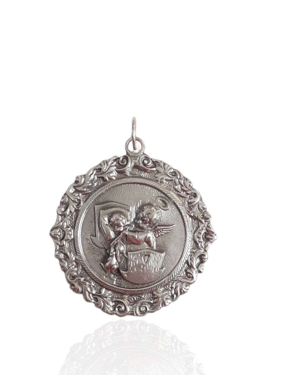 Medalla niño en la cuna