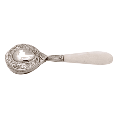 Sonajero de plata y hueso