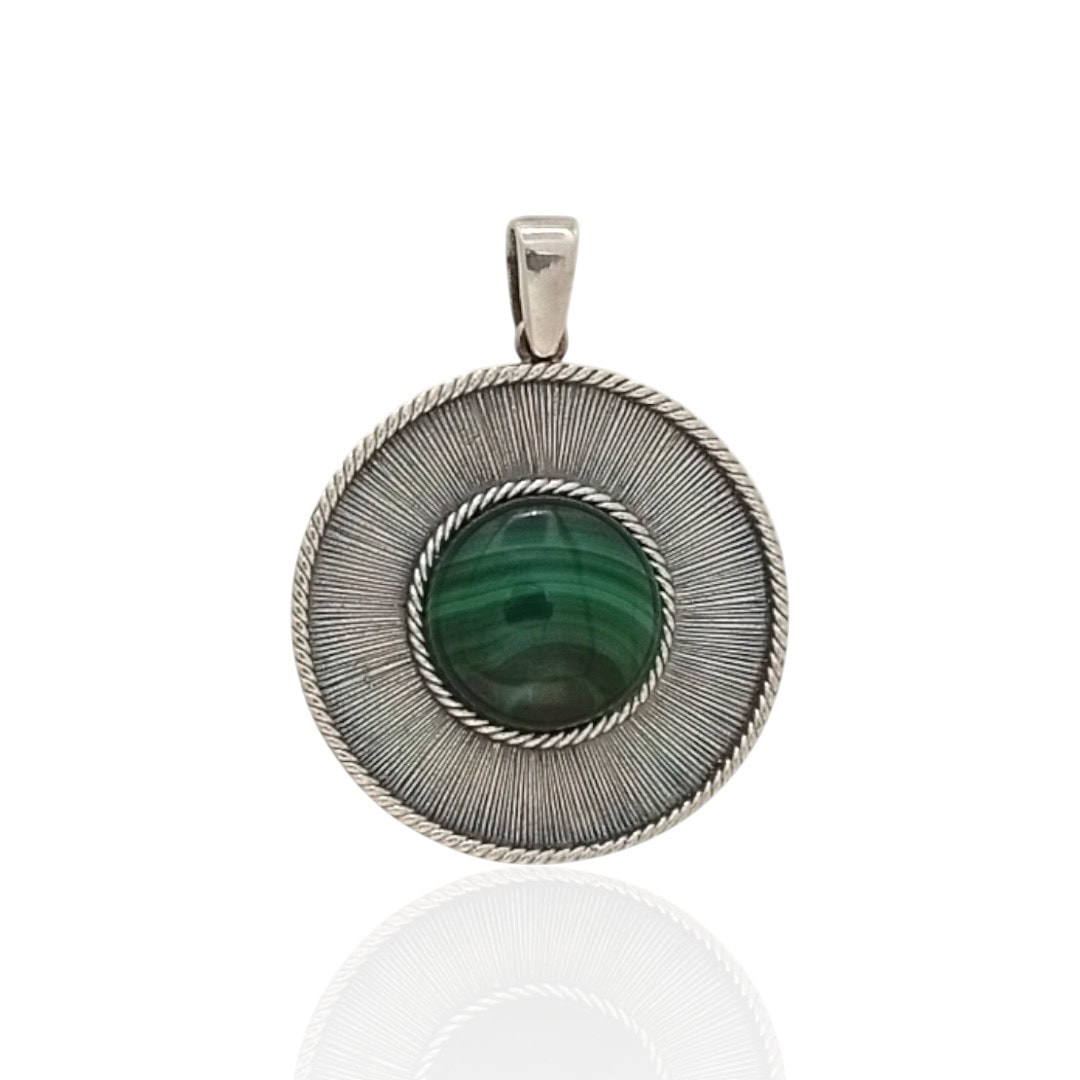 Colgante redondo con piedra malaquita. Plata de ley