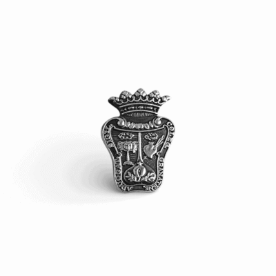 Pin Colegio de Abogados: escudo heráldico con corona, diseño detallado. joyeria-plata-granada
