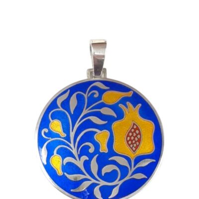 colgante esmalte redondo granada con hojas sobre fondo azul joyeria-plata-granada