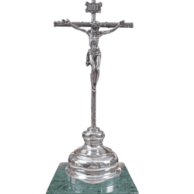 Crucifijo en plata de ley.