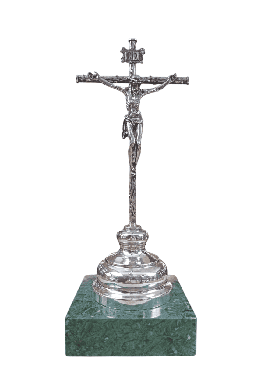 Crucifijo en plata de ley.